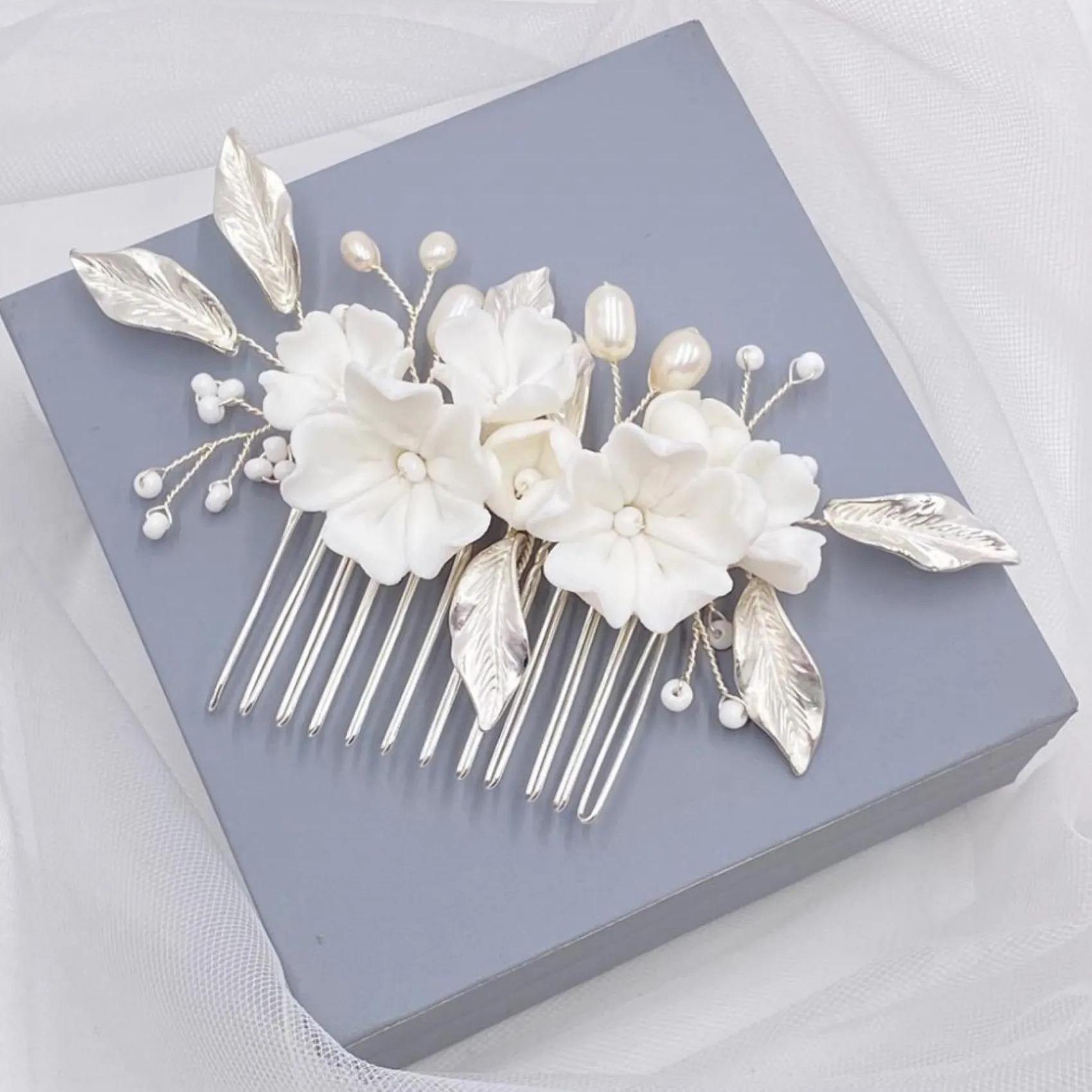 Lace & Favour Tulippa Porzellan Blumen und Silberblätter Haarkamm* Perlen-haarschmuck | Silberne Haar-accessoires
