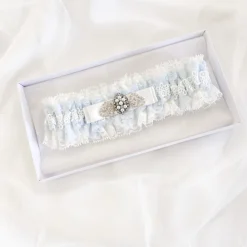 Boudoir Couture Unendliches Strumpfband aus blauer und elfenbeinfarbener Spitze mit kristallbesetzter Schleife* Etwas Blaue Geschenke | Geschenke Für Die Braut