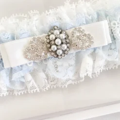 Boudoir Couture Unendliches Strumpfband aus blauer und elfenbeinfarbener Spitze mit kristallbesetzter Schleife* Etwas Blaue Geschenke | Geschenke Für Die Braut