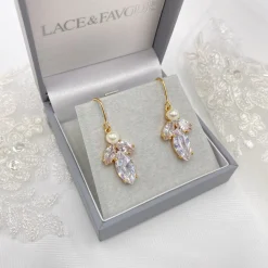 Lace & Favour Vermont Gold Perlen- und Kristalltropfen-Ohrringe* Geschenke Für Die Braut | Gold-hochzeitsschmuck