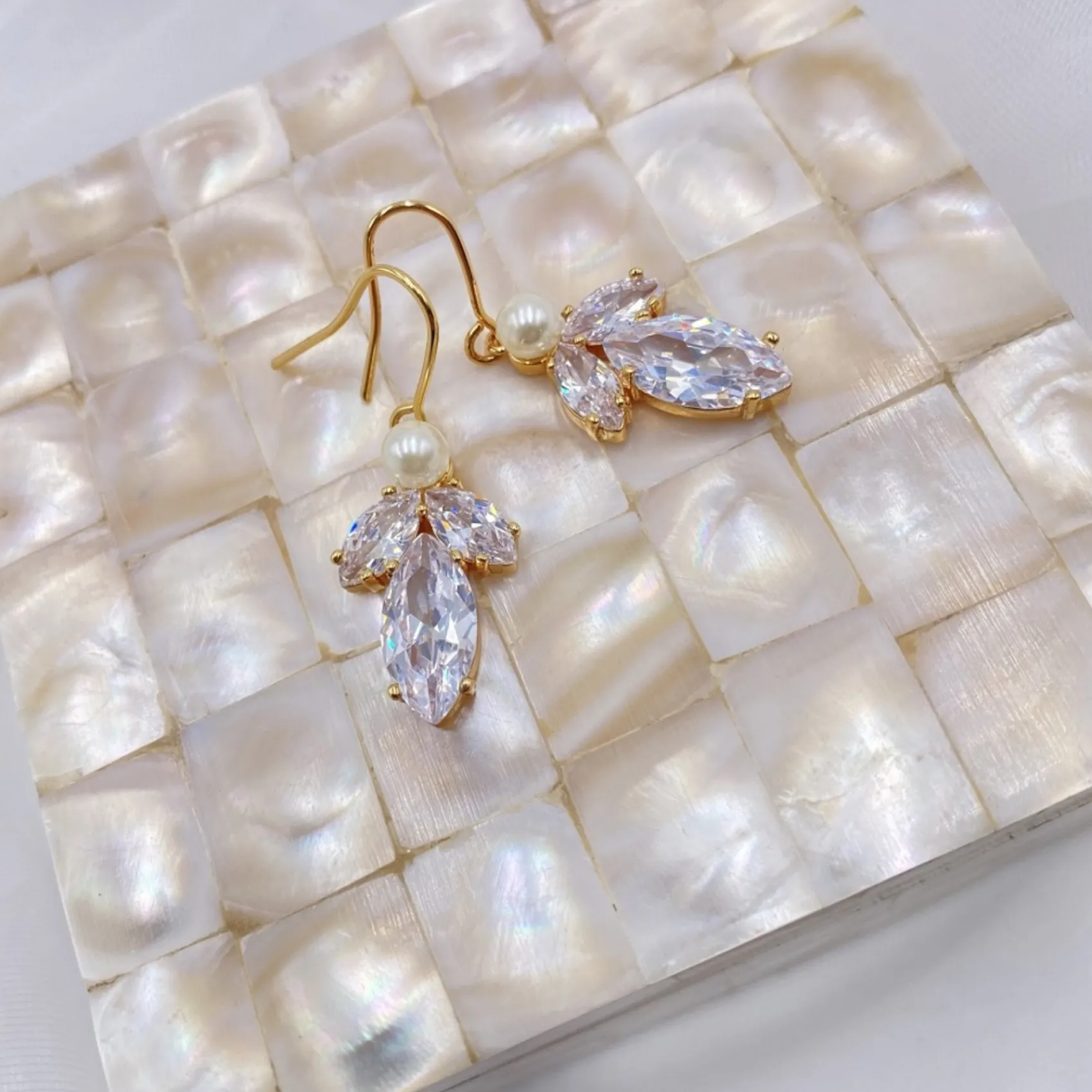 Lace & Favour Vermont Gold Perlen- und Kristalltropfen-Ohrringe* Geschenke Für Die Braut | Gold-hochzeitsschmuck