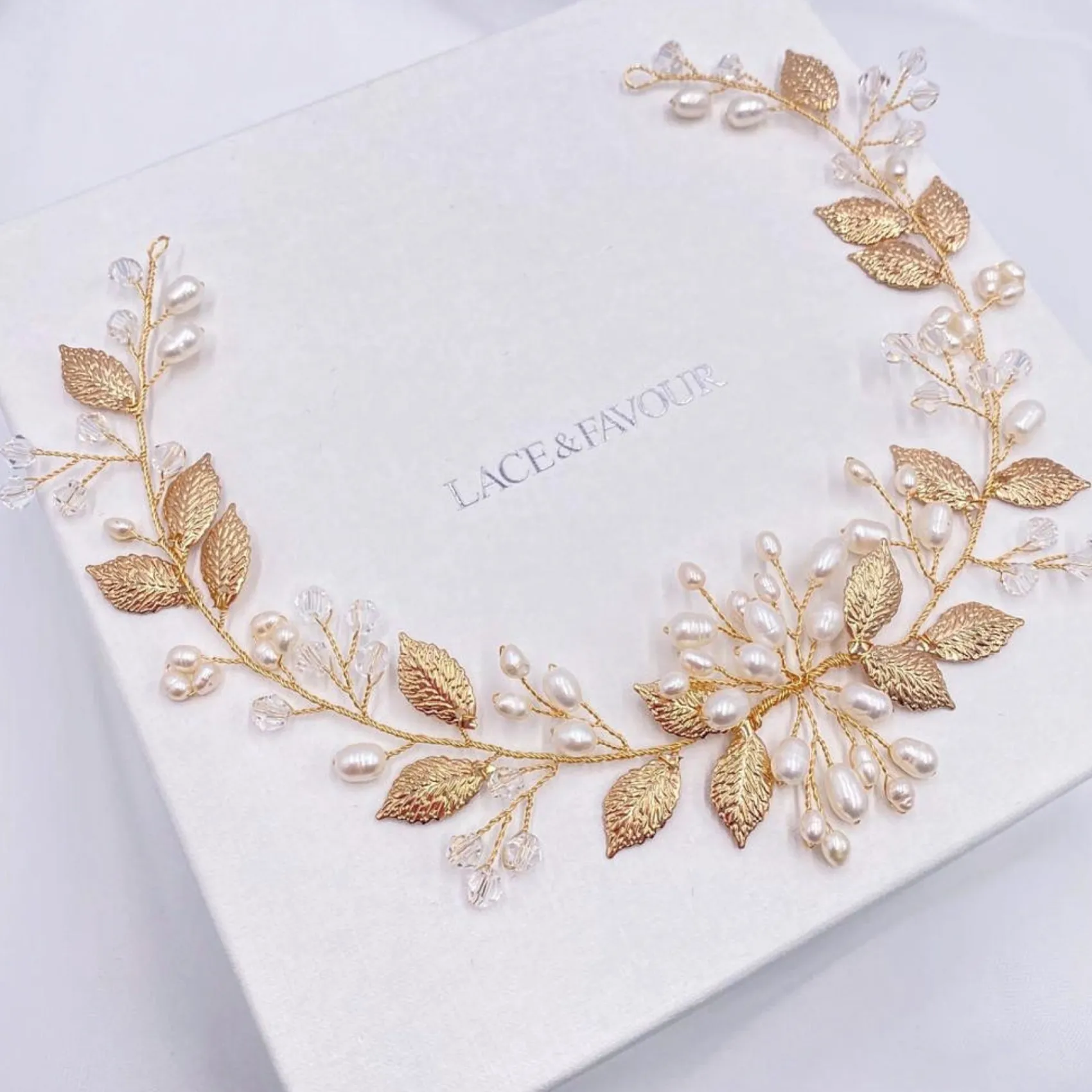 Lace & Favour Woodland Dream Goldene Blätter und Süßwasserperlen Haarstrang* Perlen-haarschmuck | Gold-haar-accessoires