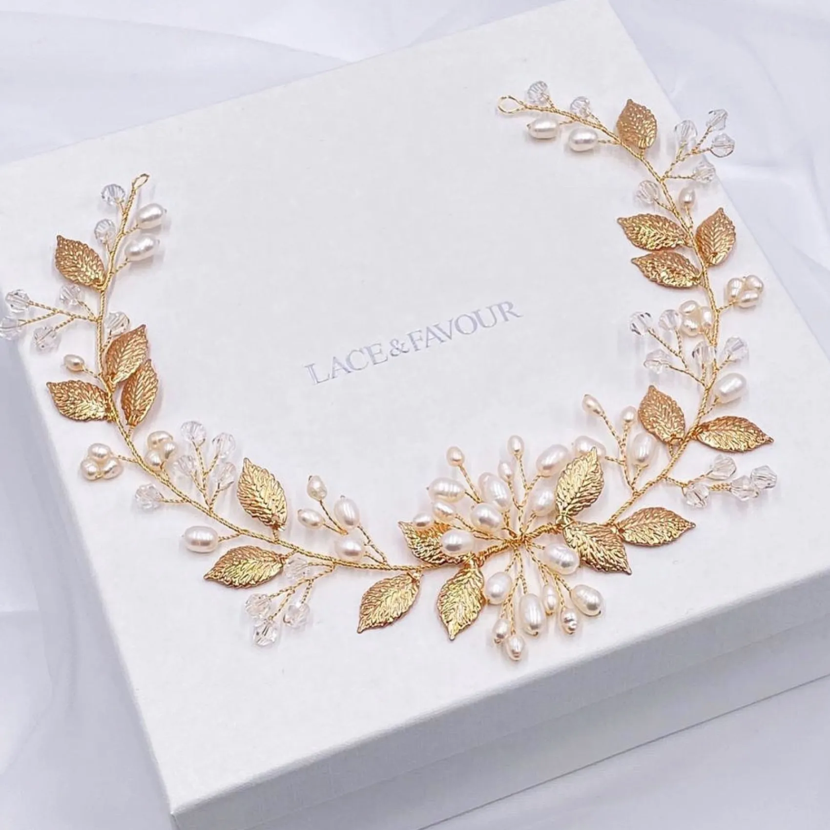 Lace & Favour Woodland Dream Goldene Blätter und Süßwasserperlen Haarstrang* Perlen-haarschmuck | Gold-haar-accessoires