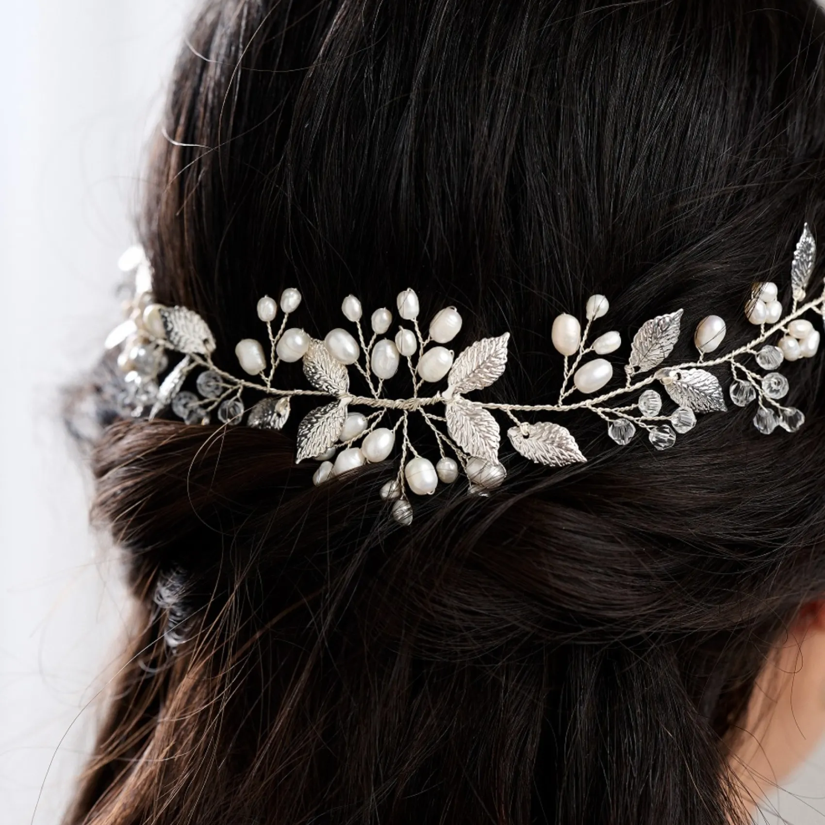 Lace & Favour Woodland Dream Silberne Blätter und Süßwasserperlen Haarstrang* Perlen-haarschmuck | Silberne Haar-accessoires