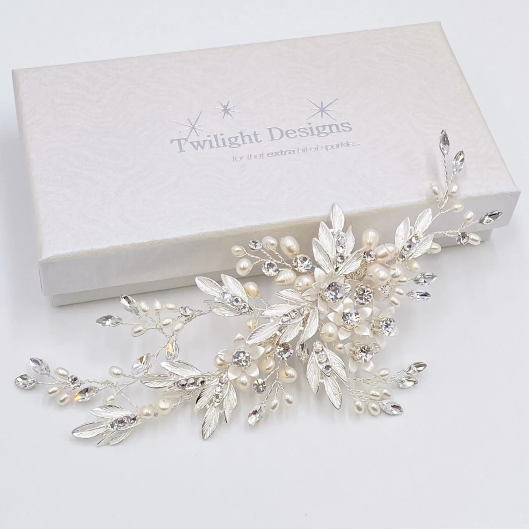 Twilight Designs Zelda Silber Blumen und Blätter Hochzeit Haarspange* Perlen-haarschmuck | Silberne Haar-accessoires